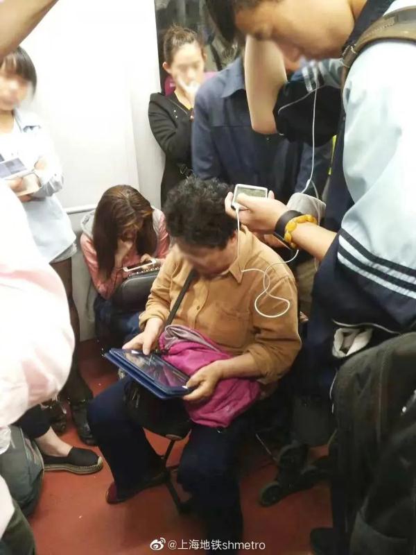 男子坐地铁自带沙发！怎么过的安检？