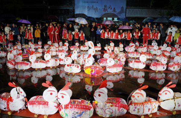 四川崇州：“兔灯”点亮古镇春夜