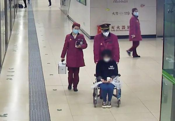 突发！女子地铁呼吸困难，男子一把捂住她的口鼻……