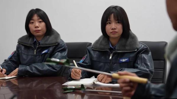 空军首批“双学籍”女飞，优秀！