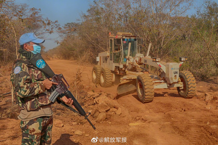我赴南苏丹维和工兵分队展开补给线施工任务