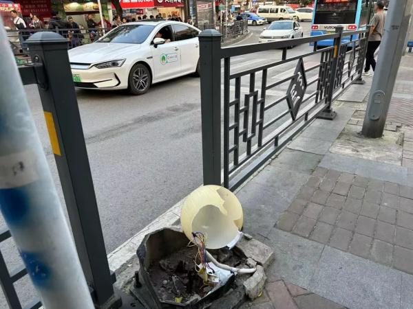 身后一声巨响，车被砸得稀碎！的哥懵了：我车上还有乘客