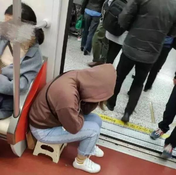 男子坐地铁自带沙发！怎么过的安检？