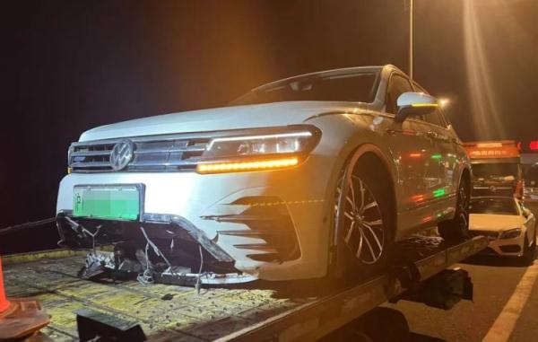 高速秒变垃圾场！多车碰撞追尾