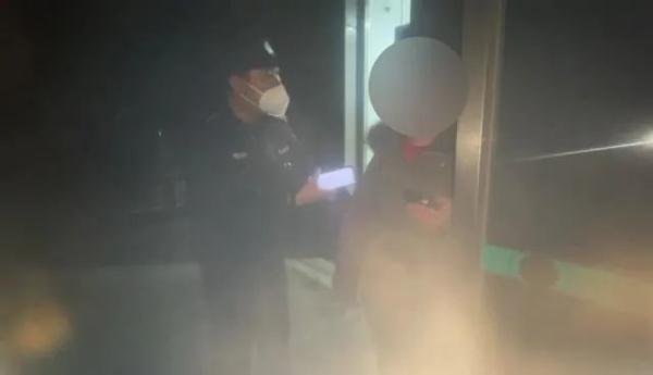 “只要我在这,就绝不能让你转这笔钱!” “只要我在这,就绝不能让你转这笔钱!”