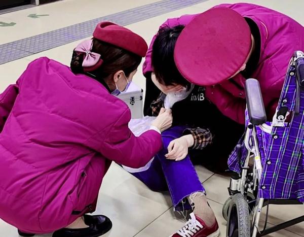 突发！女子地铁呼吸困难，男子一把捂住她的口鼻……