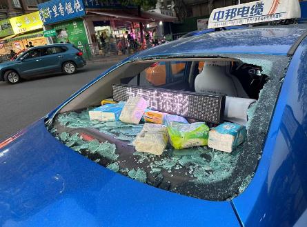 身后一声巨响，车被砸得稀碎！的哥懵了：我车上还有乘客