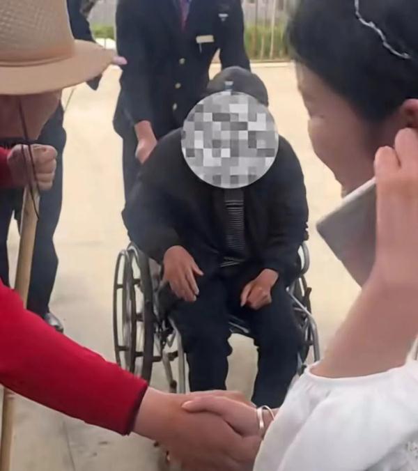 列车上，她救了个人！网友：这大概就是学医的意义吧