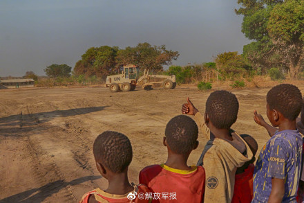 我赴南苏丹维和工兵分队展开补给线施工任务