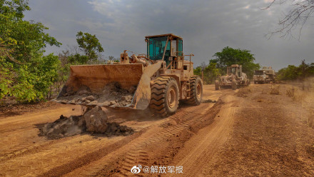 我赴南苏丹维和工兵分队展开补给线施工任务