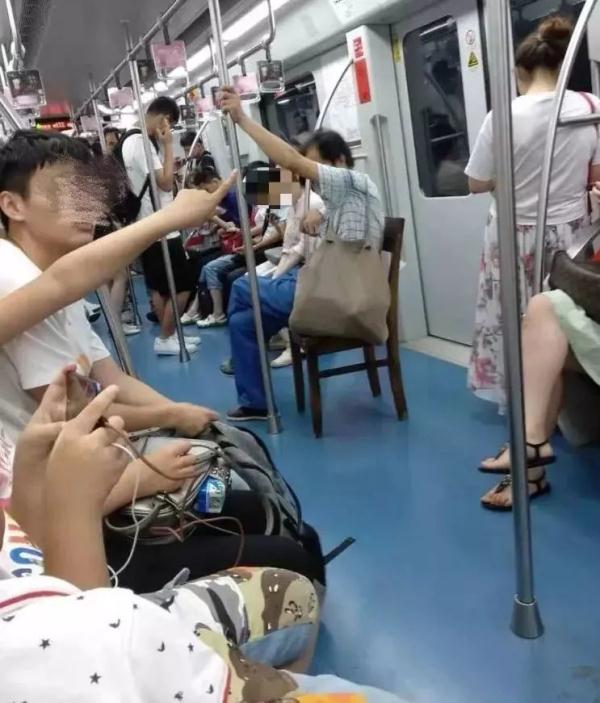 男子坐地铁自带沙发！怎么过的安检？