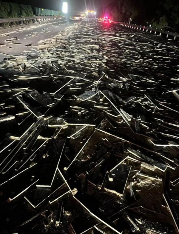 高速秒变垃圾场！多车碰撞追尾