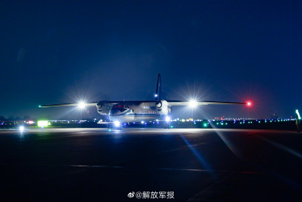 飞行学员开展夜航编组单飞训练