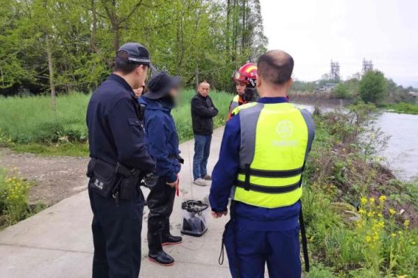 男子河中钓鱼突遇涨水被困,民警消防救助脱困 男子河中钓鱼突遇涨水被困,民警消防救助脱困