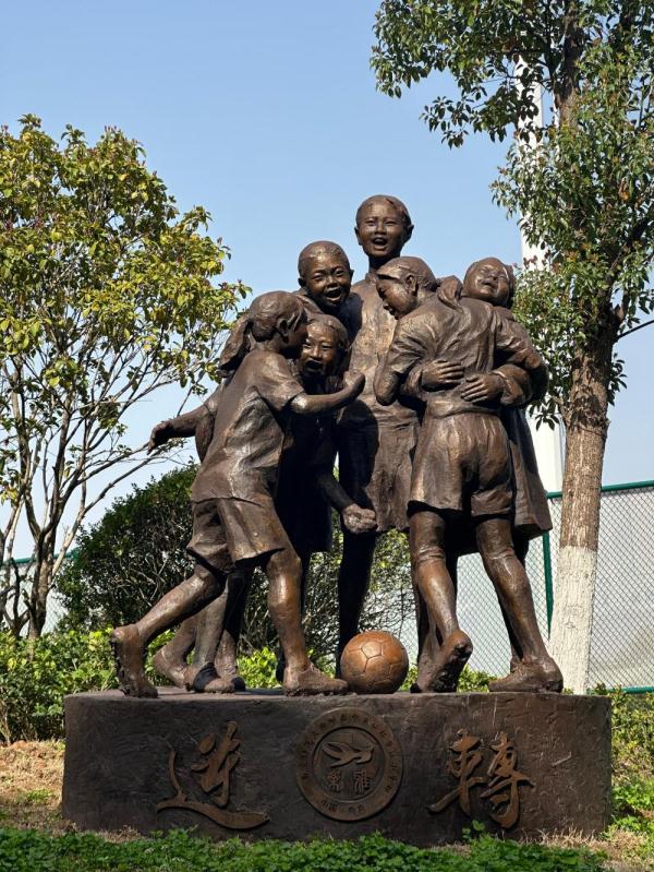 追光 | 这所小学,竟有“豪华”更衣室、“名人堂”和“历史时刻” 追光 | 这所小学,竟有“豪华”更衣室、“名人堂”和“历史时刻”