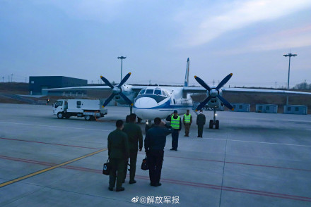 飞行学员开展夜航编组单飞训练