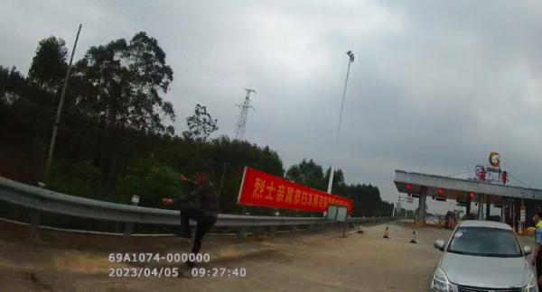 先是“爸爸”，后称“叔叔”！被查现场男子丢下一对母子逃跑，其身份“成疑”！