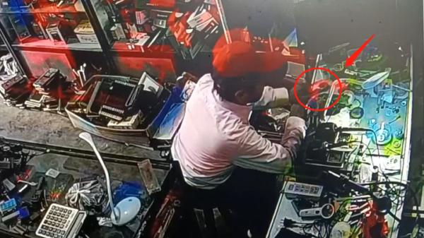 男子换电池“砍价”被拒，一气之下偷走店内手表