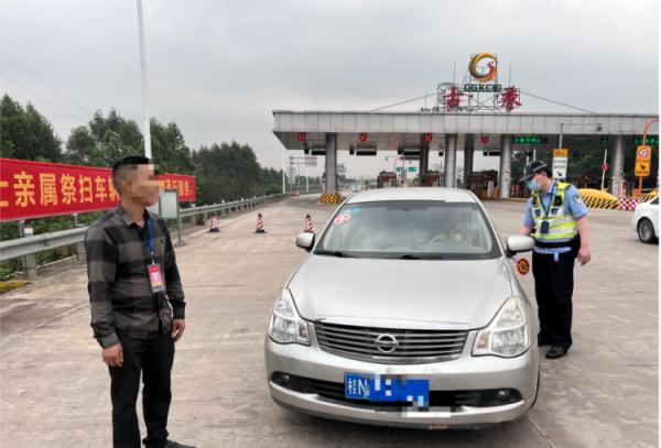 先是“爸爸”，后称“叔叔”！被查现场男子丢下一对母子逃跑，其身份“成疑”！