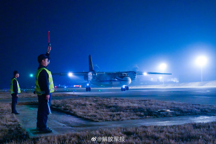 飞行学员开展夜航编组单飞训练