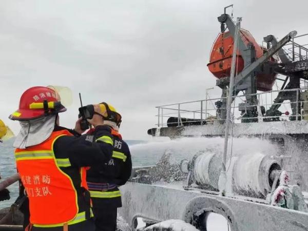 一艘载有4400吨沥青的船只失火，消防鏖战53小时