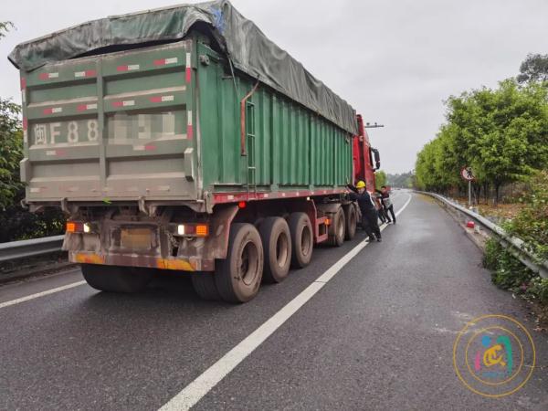 重达数十吨的大货车，他们推着走！