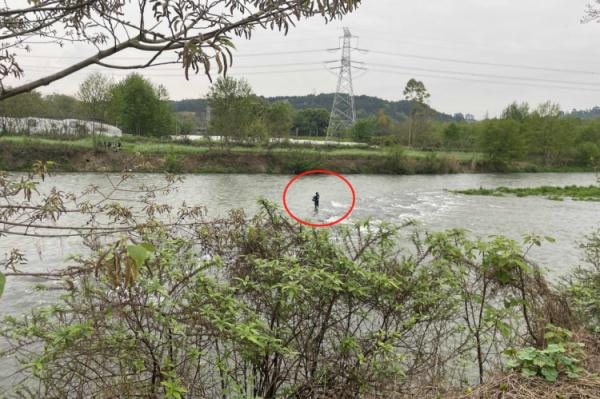 男子河中钓鱼突遇涨水被困,民警消防救助脱困 男子河中钓鱼突遇涨水被困,民警消防救助脱困