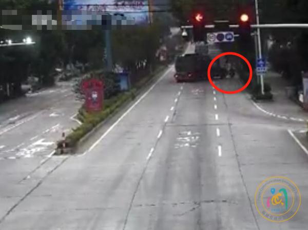 他被吓得直发抖:捡回一条命! 他被吓得直发抖:捡回一条命!