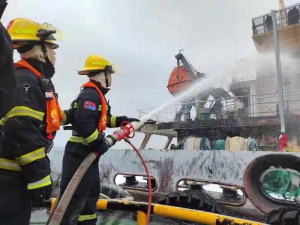 一艘载有4400吨沥青的船只失火，消防鏖战53小时