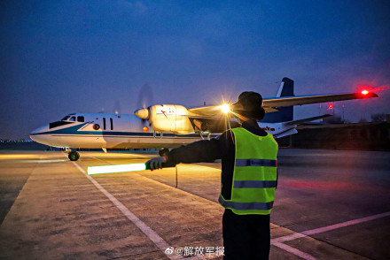 飞行学员开展夜航编组单飞训练