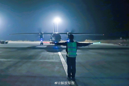 飞行学员开展夜航编组单飞训练