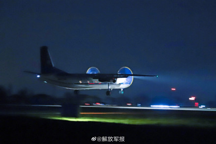 飞行学员开展夜航编组单飞训练