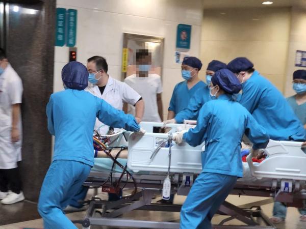 他们，这样守护危重症患者
