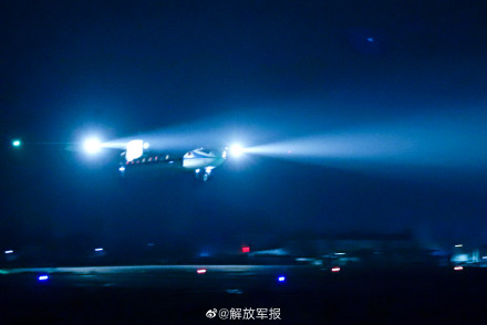 飞行学员开展夜航编组单飞训练
