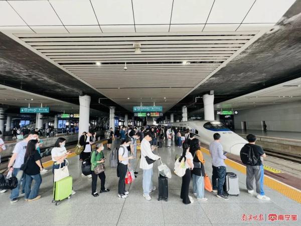今年一季度,广西铁路客货运输双双“飘红” 今年一季度,广西铁路客货运输双双“飘红”