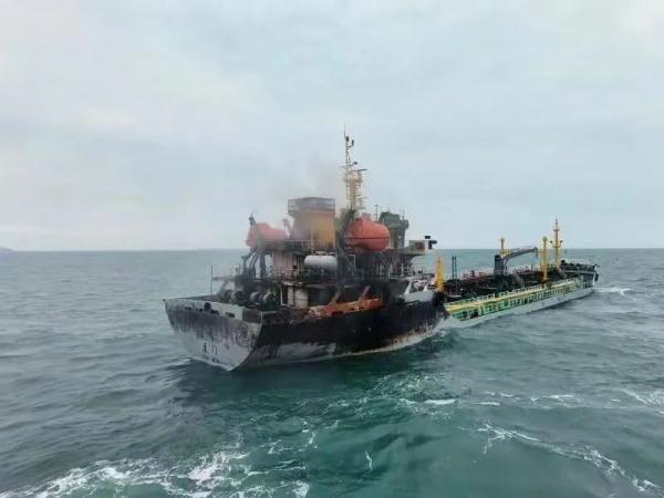 一艘载有4400吨沥青的船只失火，消防鏖战53小时