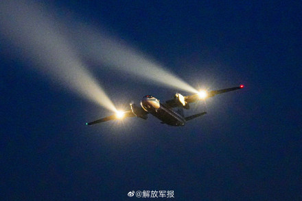 飞行学员开展夜航编组单飞训练