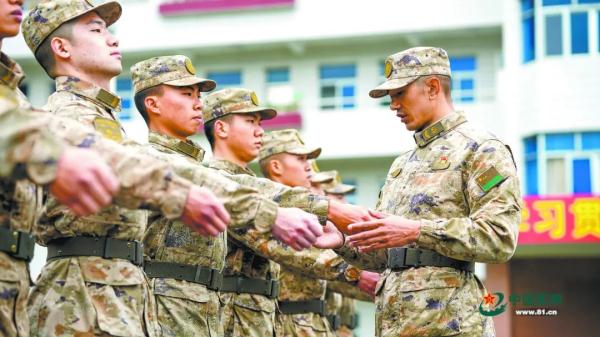 第73集团军某旅引导官兵对标身边榜样精武强能