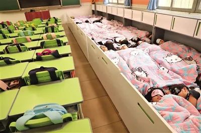 羡慕了!这所小学所有学生实现“躺睡自由”,他们是怎么做到的? 羡慕了!这所小学所有学生实现“躺睡自由”,他们是怎么做到的?