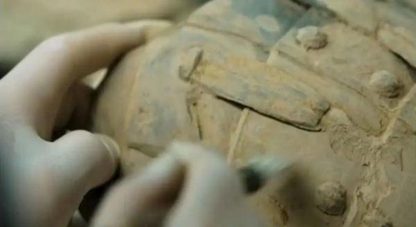 掰断兵马俑拇指，他终于认罪了！