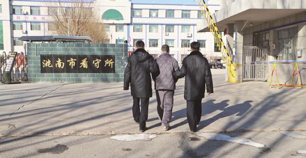 6年前犯下两起劫案，举家出逃，面对吉林省洮南市民警，他放弃了抵抗……