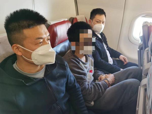 男子刑满释放 刚出看守所大门又被民警带走