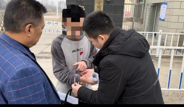 男子刑满释放 刚出看守所大门又被民警带走