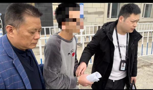 男子刑满释放 刚出看守所大门又被民警带走