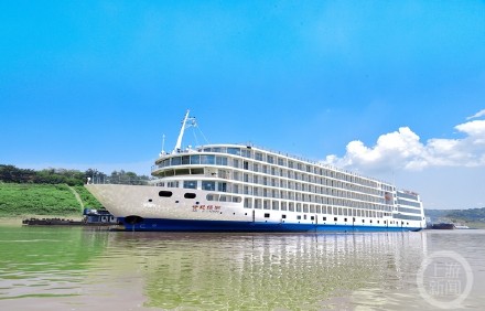 长江三峡游市场持续回暖 万吨级游轮“世纪绿洲”首航 长江三峡游市场持续回暖 万吨级游轮“世纪绿洲”首航