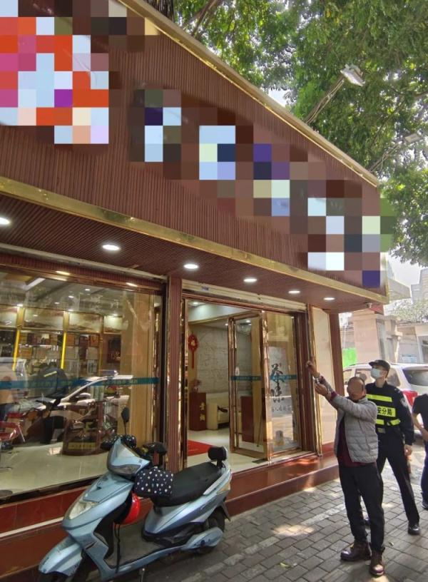 男子凿洞盗香烟,警方迅速破案 男子凿洞盗香烟,警方迅速破案