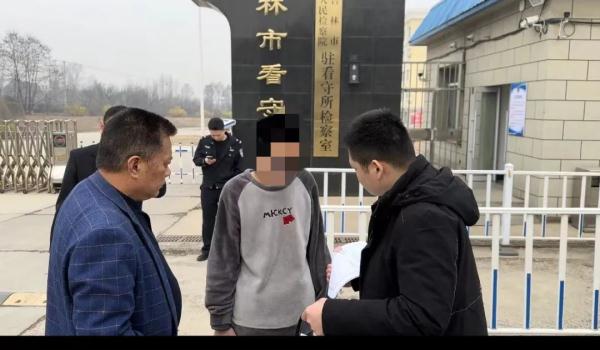 男子刑满释放 刚出看守所大门又被民警带走