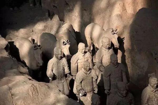 掰断兵马俑拇指，他终于认罪了！