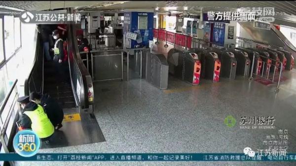 滚落台阶脸着地，看着都疼！别再这样上下楼梯！