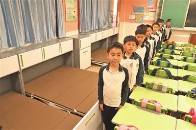 羡慕了!这所小学所有学生实现“躺睡自由”,他们是怎么做到的? 羡慕了!这所小学所有学生实现“躺睡自由”,他们是怎么做到的?